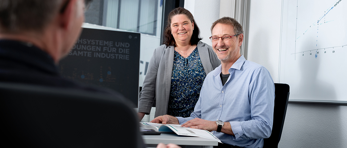 Mood picture: Masterduct employees advising a customer