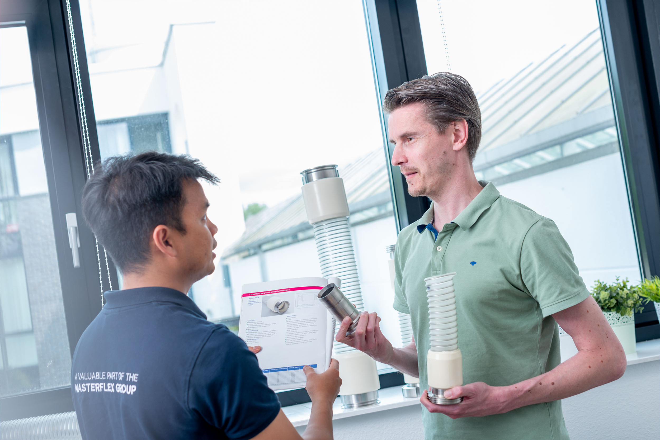 Humor: Funcionários da Masterduct falando sobre sistemas de mangueiras para alimentos em desenvolvimento